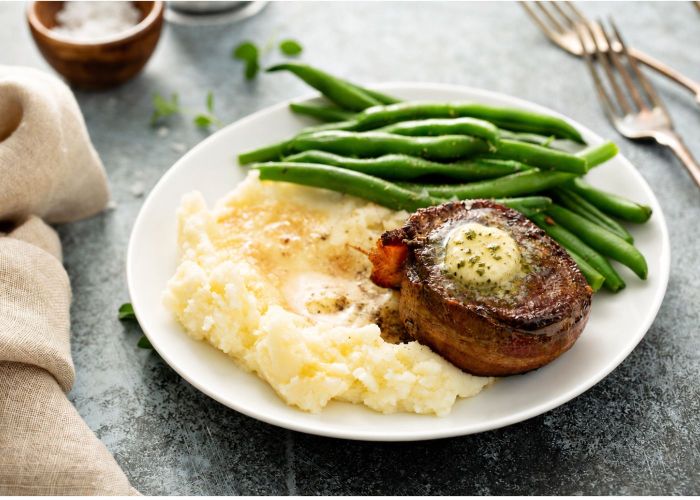 Eye fillet w roast garlic butter - RAW - 2 serves