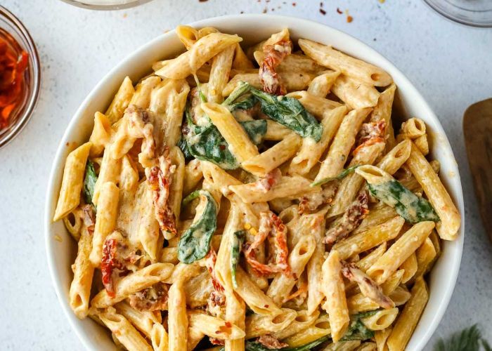 Penne w cream bacon + tomato